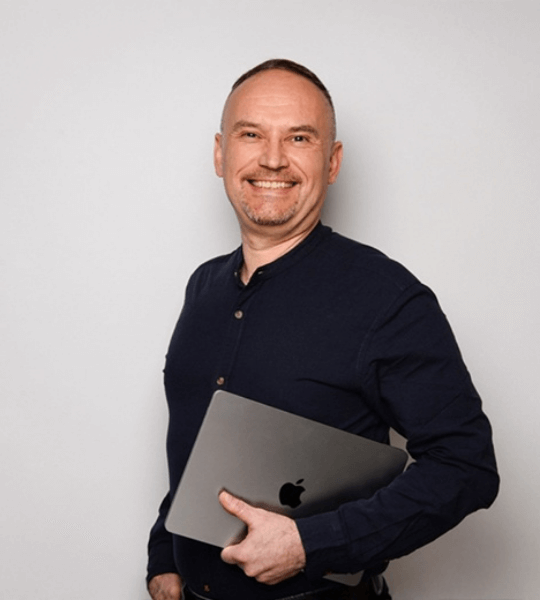 Christian - Absolvent beim Syntax Institut Background