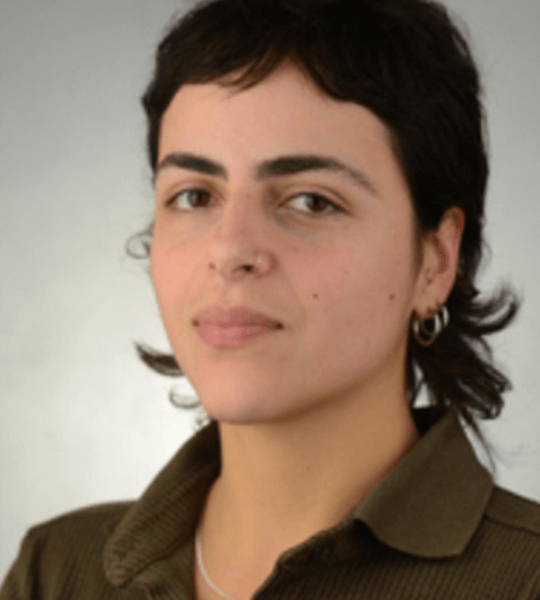 Lisis - Absolventin beim Syntax Institut Background